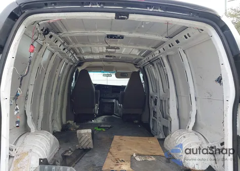 2018 Chevrolet Express 2500 Work Van z USA, uszkodzony, nr VIN 1GCWGAFP5J1260308